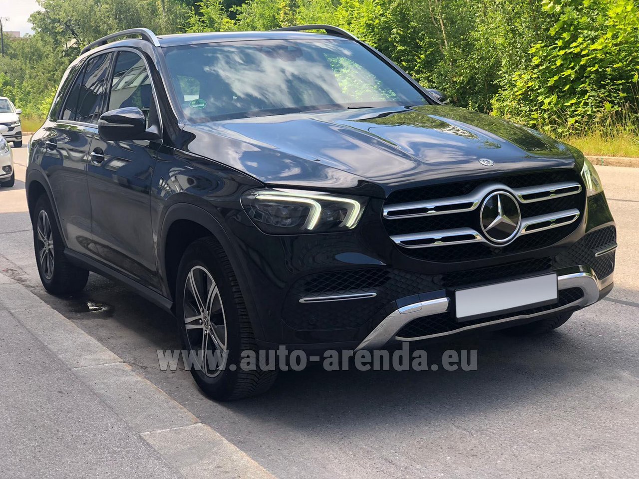 Rent the Mercedes-Benz GLE 350 4MATIC AMG equipment car in Cavalaire-sur-Mer