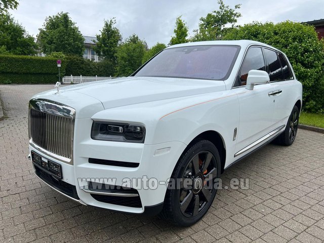 Rental Rolls-Royce Cullinan White in Menton